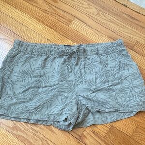 GAP Olive Leaf Print Women's Cargo Shorts
